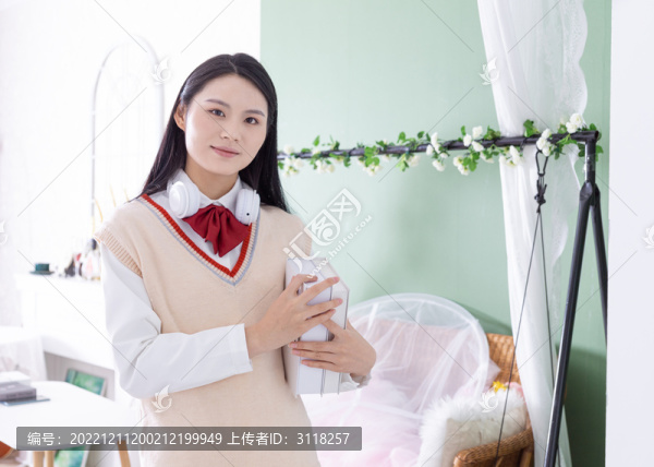 手持課本的中國女學生