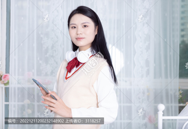 使用手機(jī)的中國女學(xué)生