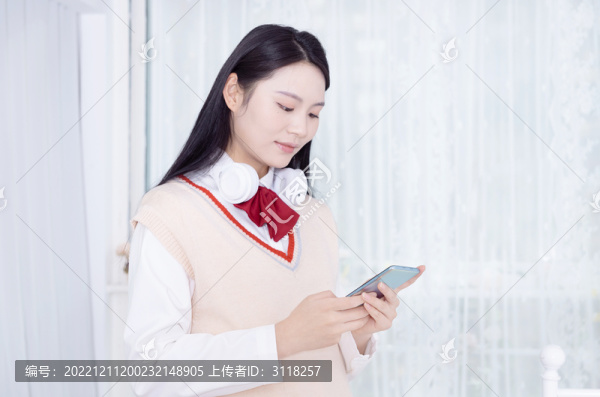 使用手機(jī)的中國(guó)女學(xué)生