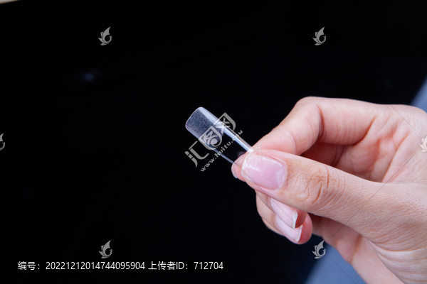 手拿透明指甲片