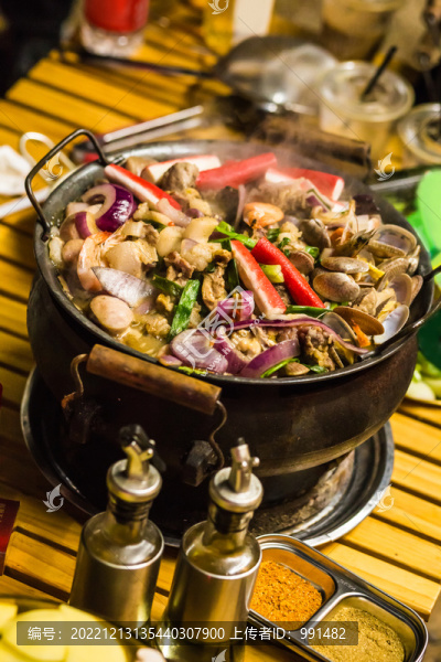夜晚野炊的美味佳肴