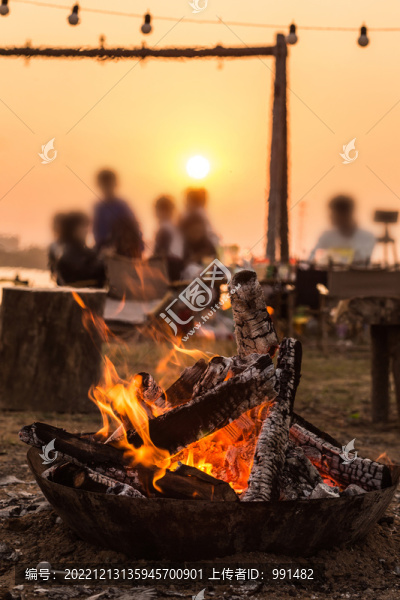 夕陽下露營野炊篝火