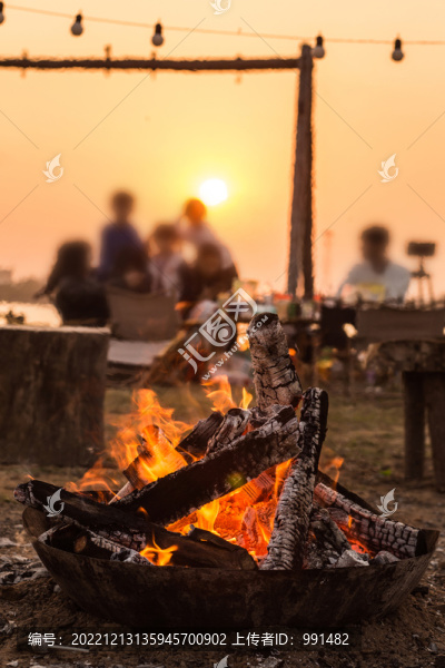 夕陽下露營野炊篝火