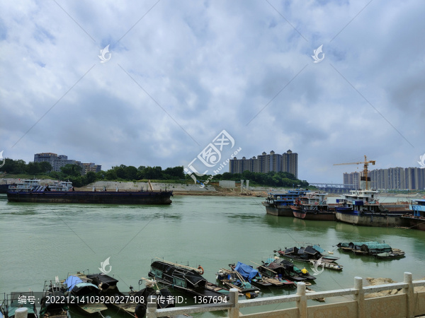 江邊漁船