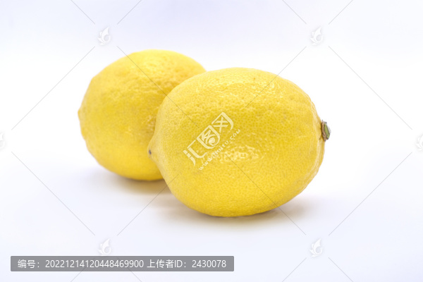 白色背景上的檸檬
