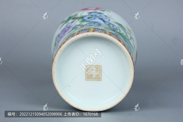 景德制款琺瑯彩花鳥紋油瓶底款