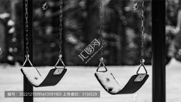 冰雪中的秋千