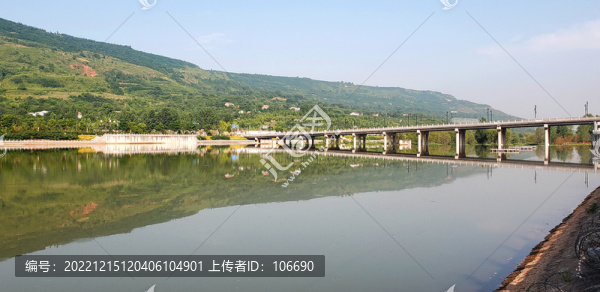 平靜水面與橋梁