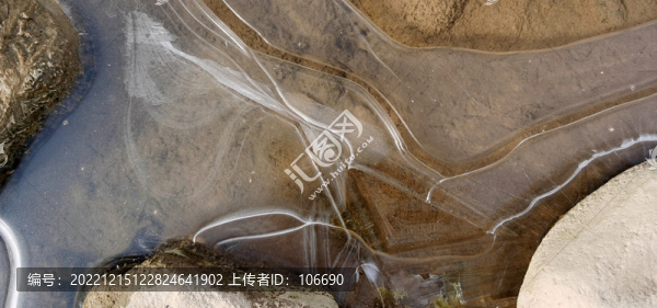 河面結(jié)薄冰