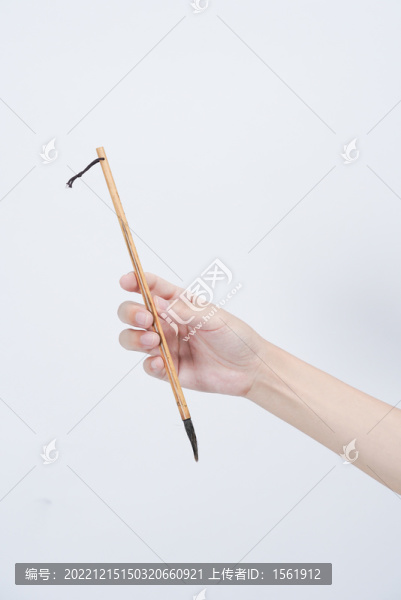 手拿毛筆