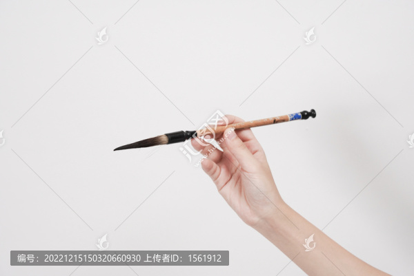 手拿毛筆