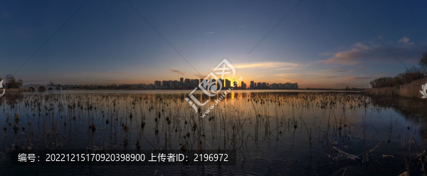 寬幅美麗的濟(jì)南華山湖落日
