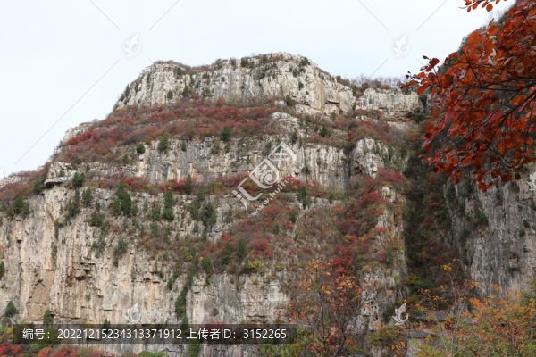 陡峭的高山