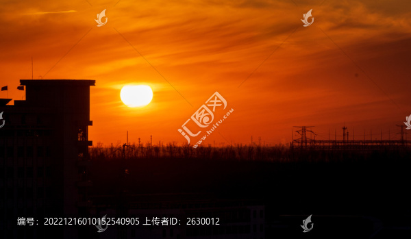 夕陽下的云與建筑的剪影