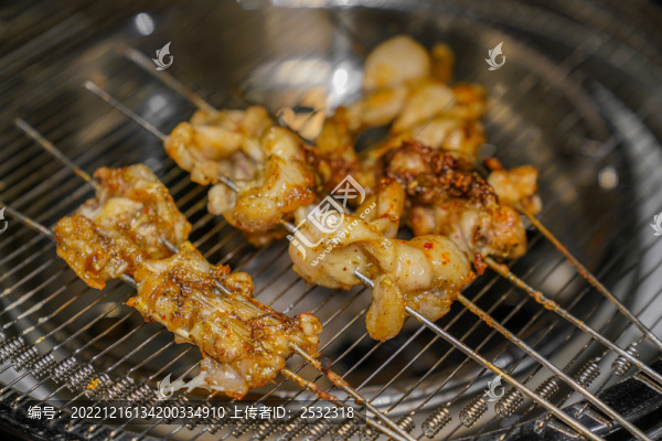 東北燒烤串串烤牛蛙串?dāng)]串