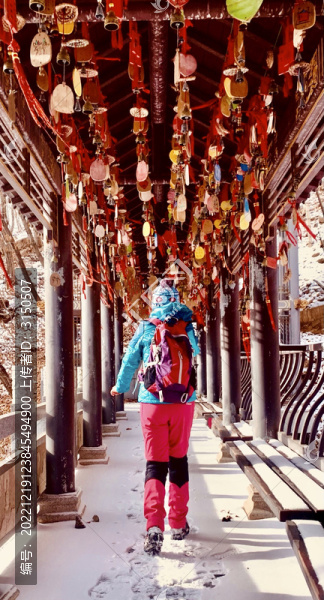 走在祈福長(zhǎng)廊里