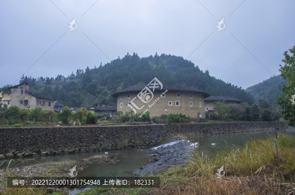 河坑小溪邊的土樓
