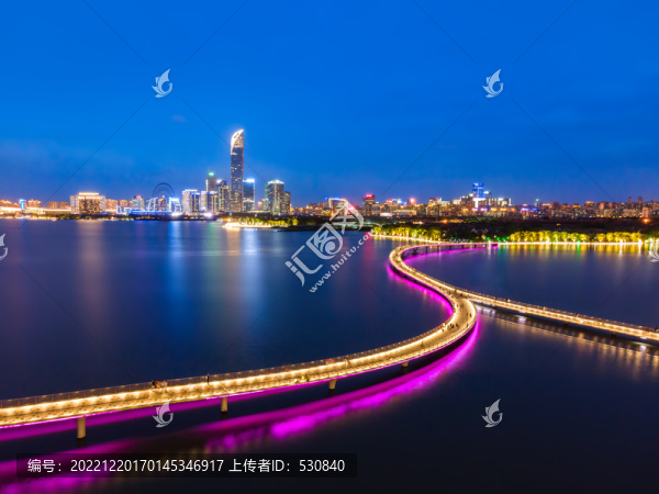 航拍蘇州環(huán)金雞湖步道夜景特寫(xiě)