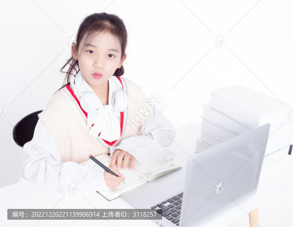 使用電腦的小學女生