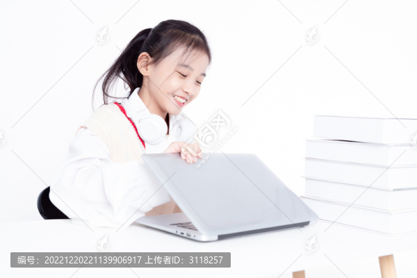 使用電腦的小女孩