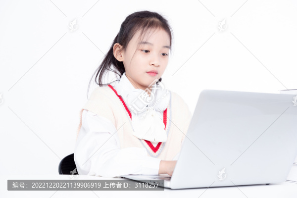 使用電腦的小女孩