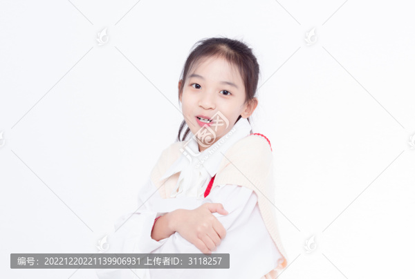 搞怪表情的小女孩