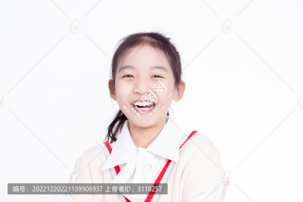 大笑的小女孩