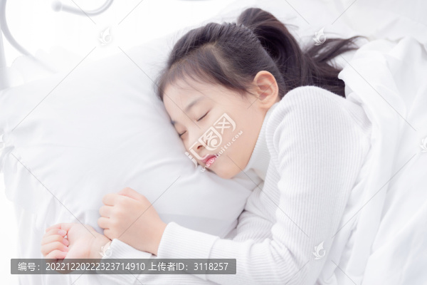 睡覺(jué)的小女孩特寫(xiě)