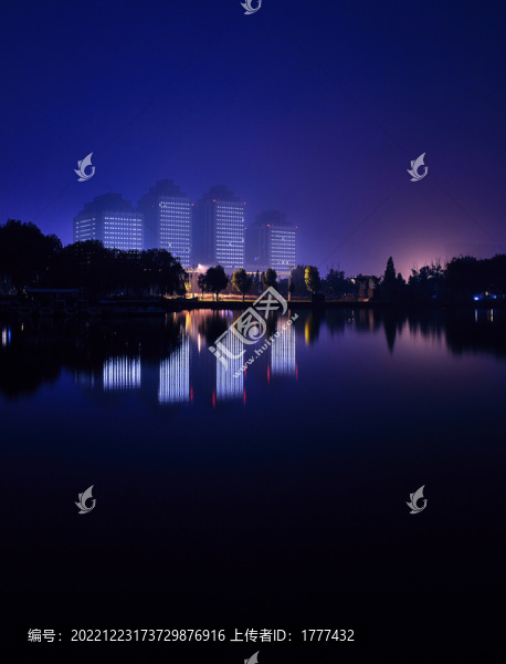 夜色下的城市公園