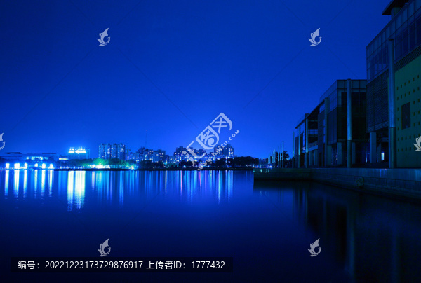 夜色下的城市公園