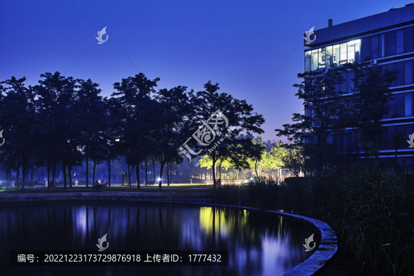 夜色下的城市公園