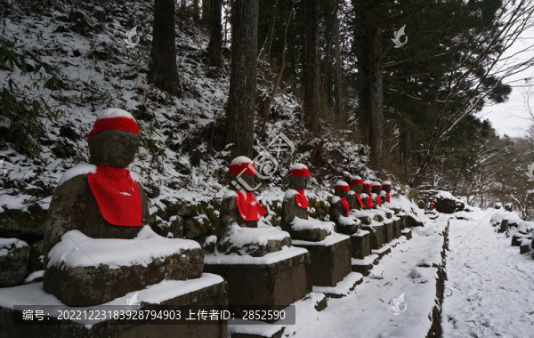 山腳下的地藏像