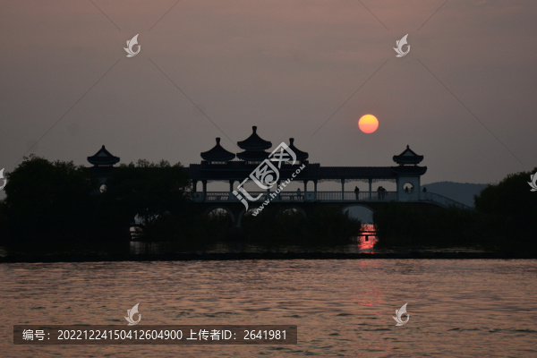 落日余暉下的太湖仙島