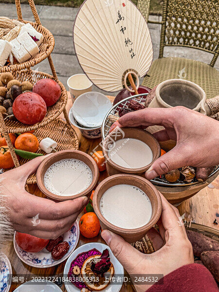 圍爐煮茶碰杯喝奶茶