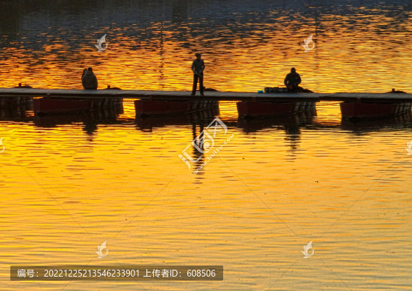 江西鉛山夕陽(yáng)下浮橋美