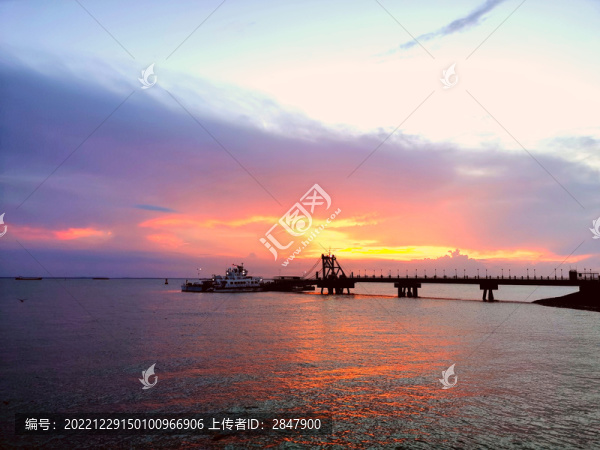 江邊晚霞
