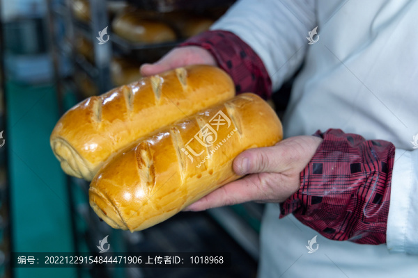 手持剛出爐烘焙面包