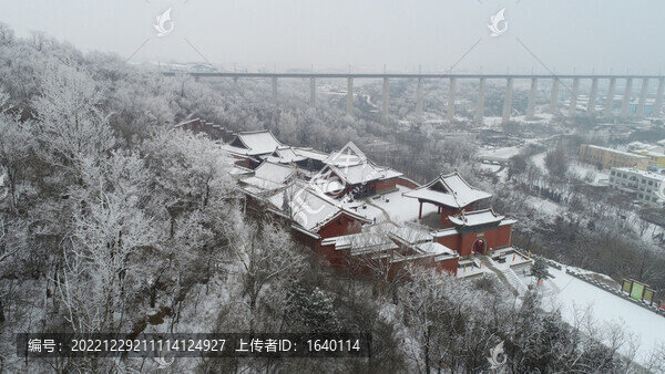 航拍雪后的林里關(guān)王廟
