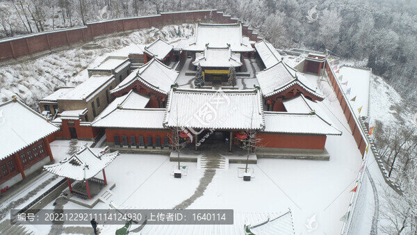 航拍雪后的林里關王廟
