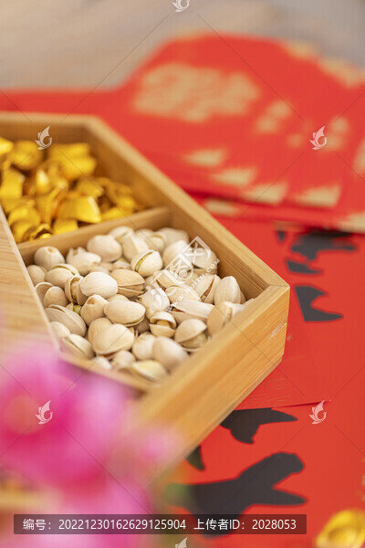 木桌上的春節(jié)堅(jiān)果零食
