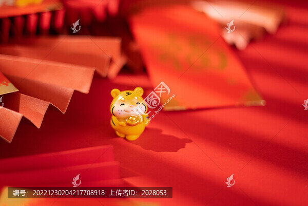 虎年春節(jié)光影創(chuàng)意紅色海報(bào)
