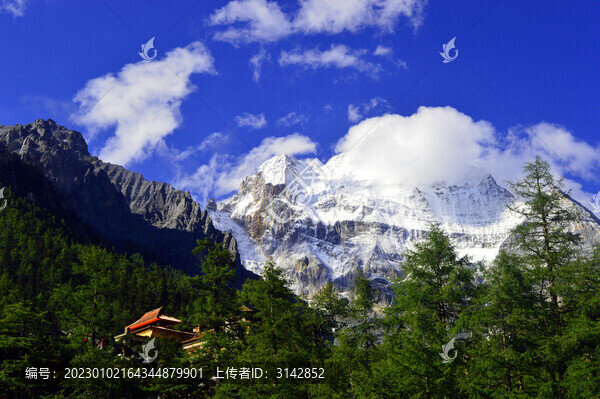 雪山下的沖古寺
