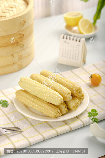 手里拿著拇指糯玉米