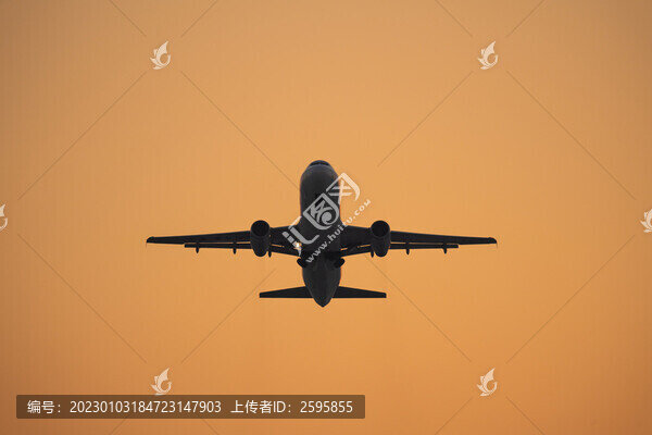飛機(jī)在機(jī)場(chǎng)跑道前起飛降落