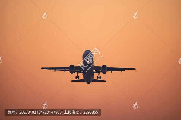 飛機(jī)在機(jī)場(chǎng)跑道前起飛降落
