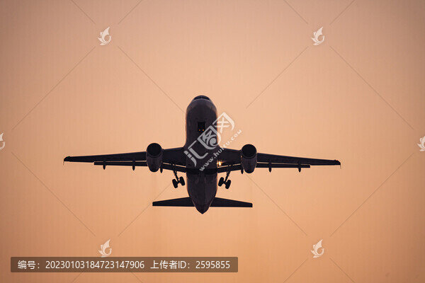 飛機在機場跑道前起飛降落