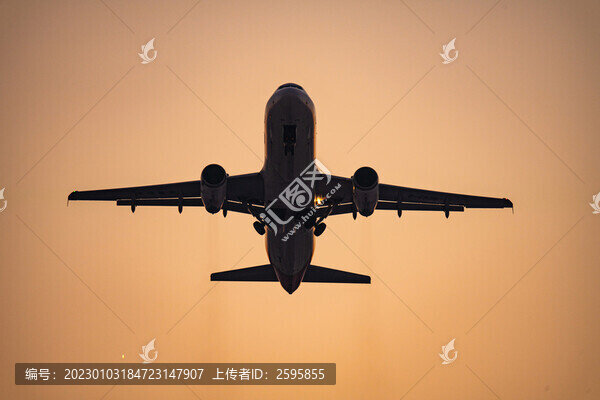 飛機(jī)在機(jī)場跑道前起飛降落