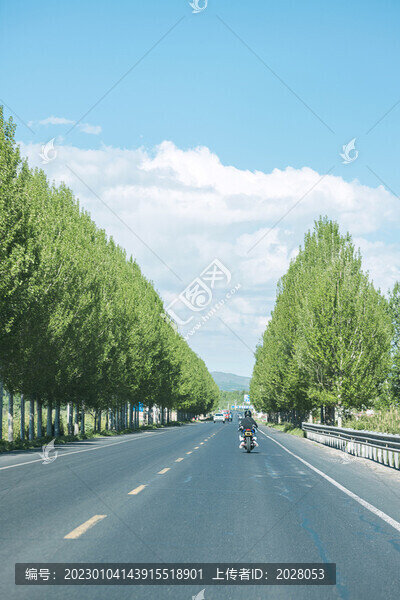省道公路上騎摩托的人