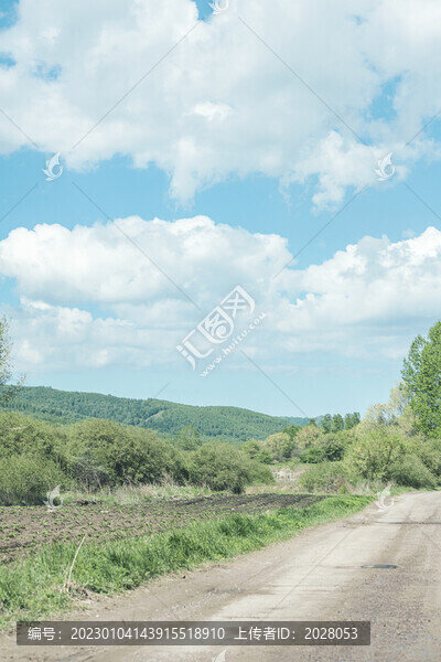 夏天鄉(xiāng)間土路藍(lán)天白云