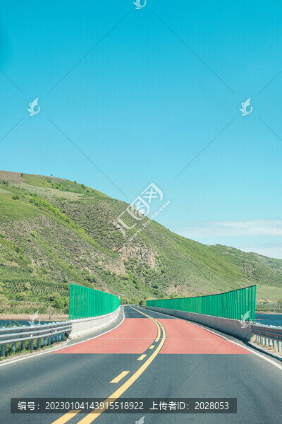 草原路橋入口公路創(chuàng)意旅游旅行